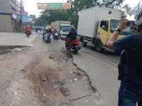 Setahun Terabaikan, Warga Cikepuh Keluhkan Jalan Rusak