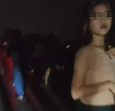 foto perempuan penjual miras yang berhasil tertangkap kamera.