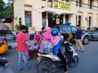 Hari ke-4 Puasa, Polsek Serang Bagi-bagi Takjil
