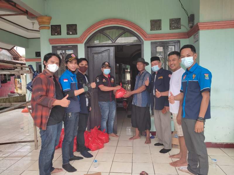 Karang Taruna  Sindang Jaya Bantu Korban Angin Puting Beliung