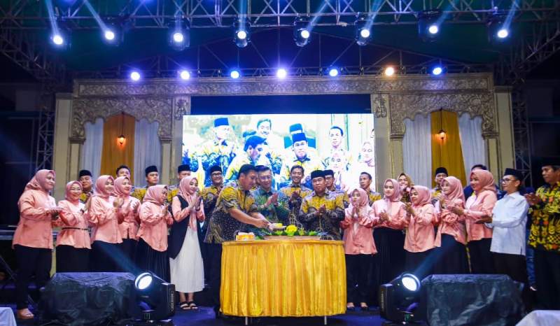Camat Pondok Aren, Hendra, lakukan pemotongan tumpeng untuk Sekda Tangsel, Bambang Noertjahyo pada malam puncak perayaan Semarak 42 tahun Pondok Aren.