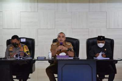 Bupati Himbau Warga Taati Prokes Saat Sholat Idul Fitri