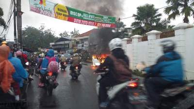 Angkot D15 jurusan Lebak Bulus-Pamulang terbakar.