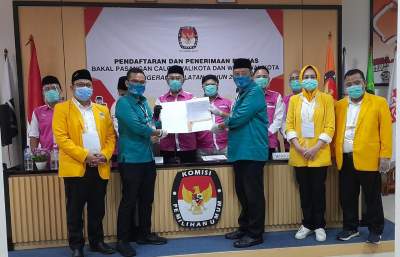  Pasangan Ben-Pilar saat mendaftar di KPU, Ia didampingi Ketua DPD Golkar Kota Tangsel, Airin Rachmi Diany dan beberapa pengurus partai koalisi.