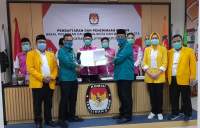 Pasangan Ben-Pilar saat mendaftar di KPU, Ia didampingi Ketua DPD Golkar Kota Tangsel, Airin Rachmi Diany dan beberapa pengurus partai koalisi.