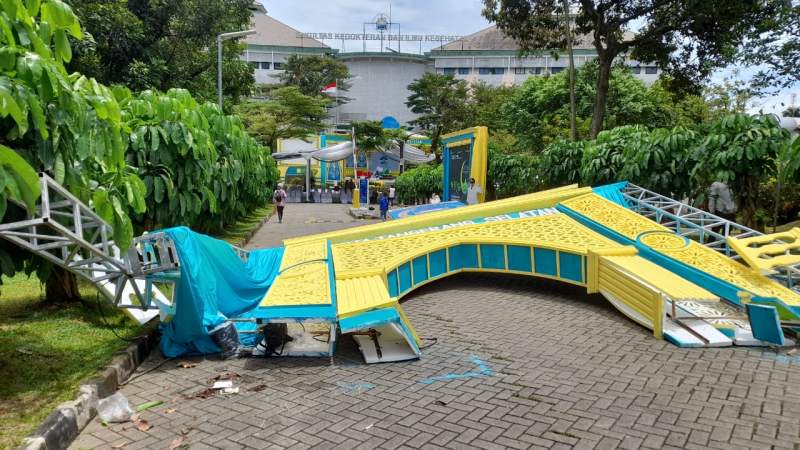 Gapura selamat datang yang ambruk akibat angin kencang.