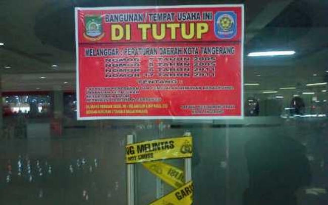 Tampak segel yang terpasang di pintu masuk Princess Karaoke milik artis Syahrini