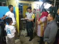 Bhabinkamtibmas saat Mendata Penghuni Kos- Kosan