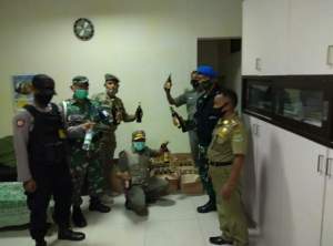 Satpol PP Sita Ratusan Miras di Warung Jamu