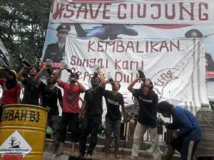 Kecewa Dengan Pemkab Serang, Mapala Banten Lakukan Aksi Minum Air Limbah Ciujung