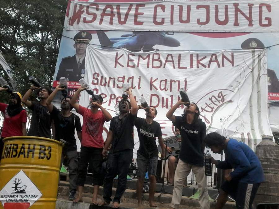 Kecewa Dengan Pemkab Serang, Mapala Banten Lakukan Aksi Minum Air Limbah Ciujung