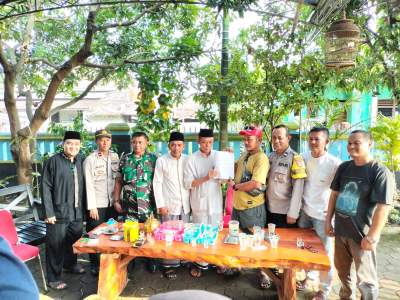 Bersalaman, Marbot Mesjid dan Petugas Salar PKL Sentiong Berdamai