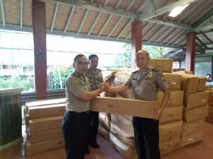 Kapolri Serahkan 100 Unit Tenda Pengungsi Lapangan