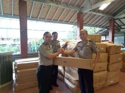 Kapolri Serahkan 100 Unit Tenda Pengungsi Lapangan