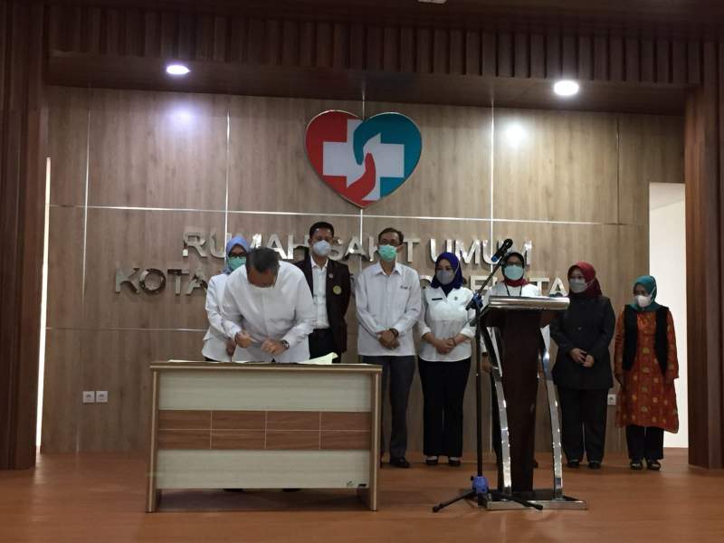 Walikota Tangerang Selatan, Benyamin Davnie saat Menandatangani Perjanjian