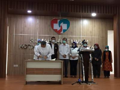 Walikota Tangerang Selatan, Benyamin Davnie saat Menandatangani Perjanjian