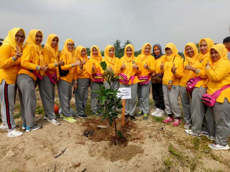 Sambut Hari Buruh, Polres Serang dan Serikat Buruh Tanam Pohon Bersama