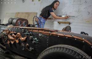 Eldine Syifa berhasil merakit mobil Hot Rod dengan motif keris. (Antara/Raisan Al Farisi)