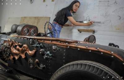 Eldine Syifa berhasil merakit mobil Hot Rod dengan motif keris. (Antara/Raisan Al Farisi)