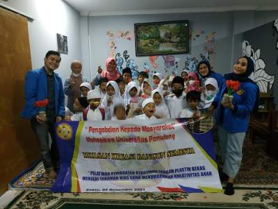 Pelatihan Menggunakan Plastik Bekas menjadi Tanaman Hias