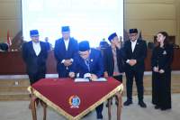 Ketua DPRD Tangsel, Abdul Rasyid menandatangani APBD Perubahan 2026 dalam rapat paripurna bersama wali kota.