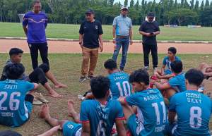 Pelatih Persitangsel U-17 Roji dan Drajat Sumarsono saat memberikan pengarahan kepada para pemainnya saat istirahat babak babak pertama piala Suratin di Stadion Heroik Grup 1 Kopassus, Serang.