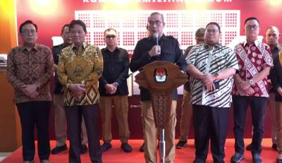 Ketua KPU Hasyim Asy'ari bersama Bawaslu dan DKPP menyampaikan sikap soal revisi PKPU No. 10 Tahun 2023 di Gedung KPU RI, Jakarta, Rabu (10/5/2023).