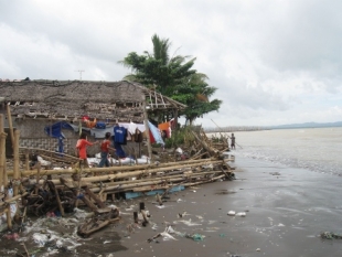 Rumah warga pesisir pantai pandeglang dihantam ambruk ombak