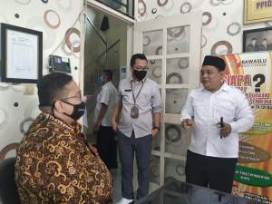 Divisi Penyelesaian Sengketa Bawaslu RI, Rahmat Bagja saat berkunjung ke Kantor Bawaslu Cilegon.