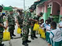Jumat Berkah, Danramil 13/Cisoka Berbagi Nasi Kotak di Cikande