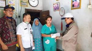 Lurah Gerem, Deni Yuliandi saat mendampingi&nbsp;  Korcam Grogol Relawan Ratu Ati Marliati (RAM) Nikmatullah, ketika memberikan bantuan kepada seorang warga yang terkena penyakit kanker payudara