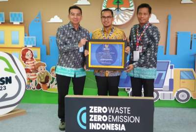 Wakil Walikota Pilar Saga Ichsan dan Kepala DLH Tangsel Wahyunoto Lukman, terima penghargaan Sertifikat Adipura oleh KLHK di Jakarta.