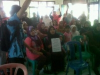 Serua- Warga Marah dan meneriaki Dirjen Migas, saat mensosialisasikan Pembangunan SPBG, di aula Kelurahan Serua, Selasa (10/12)DT