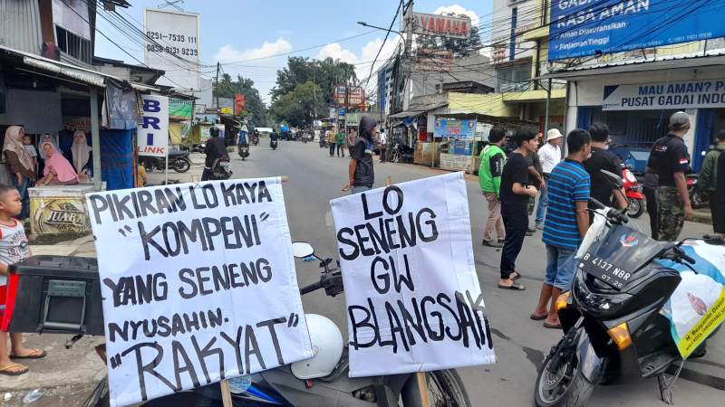 Warga memblokada Jalan Raya Puspiptek buntut penutupan jalan oleh BRIN.