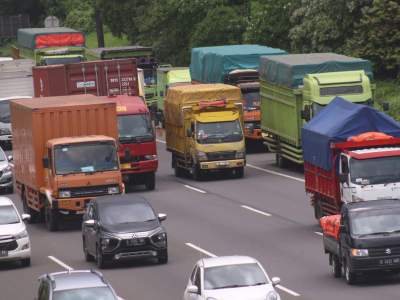 Truk-truk bermuatan berlebih atau over dimension over load (ODOL) di jalan tol.