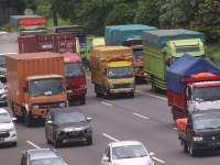 Truk-truk bermuatan berlebih atau over dimension over load (ODOL) di jalan tol.