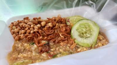 Uniknya Bubur Goreng Bang Juna, Rasakan Sensasinya