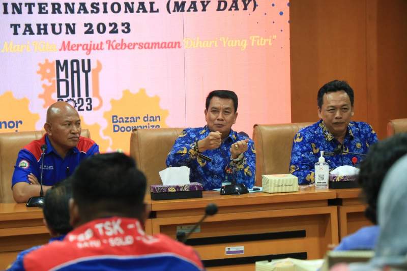 Hadir pula pada rapat tersebut antara lain: Kepala Dinas Tenaga Kerja, perwakikan Serikat Buruh, pengusaha, perwakikan kepala OPD dan TNI/Polri