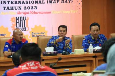 Hadir pula pada rapat tersebut antara lain: Kepala Dinas Tenaga Kerja, perwakikan Serikat Buruh, pengusaha, perwakikan kepala OPD dan TNI/Polri