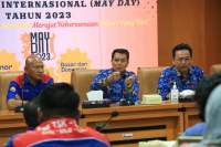 Hadir pula pada rapat tersebut antara lain: Kepala Dinas Tenaga Kerja, perwakikan Serikat Buruh, pengusaha, perwakikan kepala OPD dan TNI/Polri