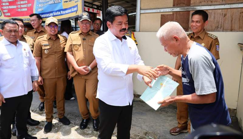 Menteri Hadi Tjahyanto Serahkan Sertifikat PTSL ke Warga, Sebut Ekonomi Tangsel Sangat Maju