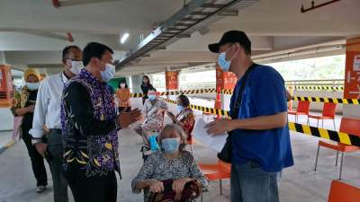 Rudi Maesyal Tinjau Vaksinasi Lansia di Lippo Karawaci