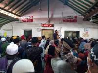 Suasana masyarakat yang melakukan ziarah di makam Sultan Maulana Hasannudin, Banten.