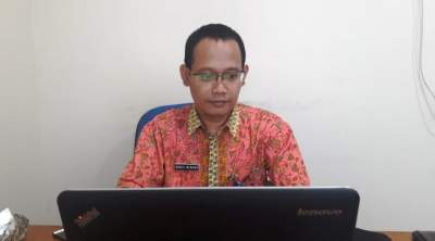 Kabid Non PBB Bapenda Kab Tangerang, Mudji Widodo saat ditemui di ruangannya (ft day).