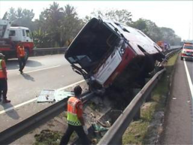 Akibat Ugal-ugalan, Bus Terbalik di KM 57 Tol Tangerang Merak