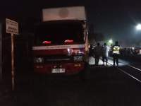 Truk Tronton di Sambar Kereta Api Saat Hendak Mengambil Kota Suara di GOR Serdang Bedagai