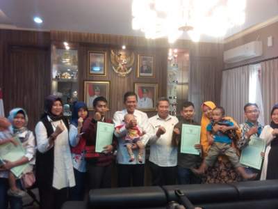 Pake Uang Pribadi, Walikota Serang Beri Uang Kompensasi Untuk Warga Kota Serang