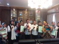 Pake Uang Pribadi, Walikota Serang Beri Uang Kompensasi Untuk Warga Kota Serang