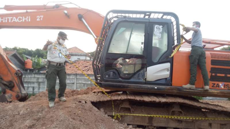 Petugas Pol PP Tangsel di lokasi proyek SPBU Graha Raya Bintaro.