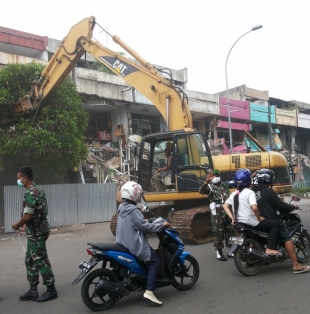 PT KAI Membongkar Ratusan Ruko di Pasar Lama